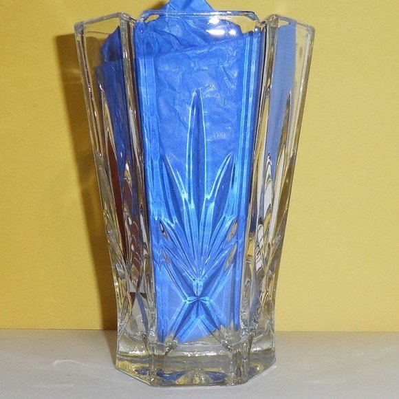 24 % Lead Crystal Hexagon Vase - Picture 3 of 7